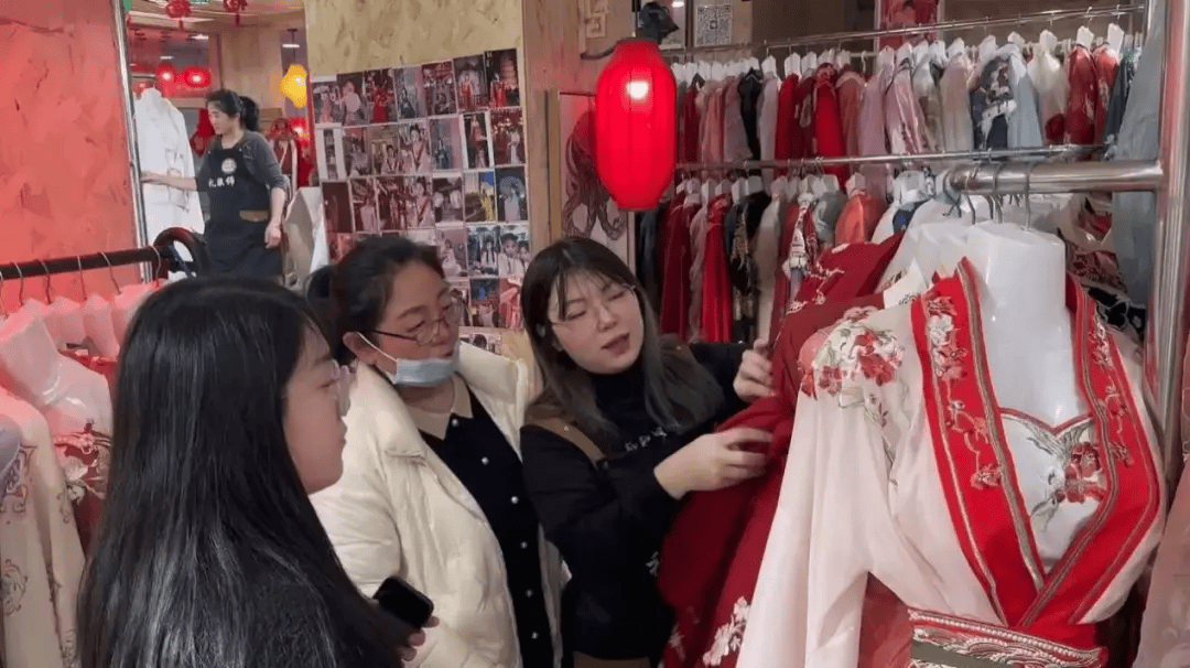 县城姑娘逆袭月入12万，镜头如何改写探店女王命运
